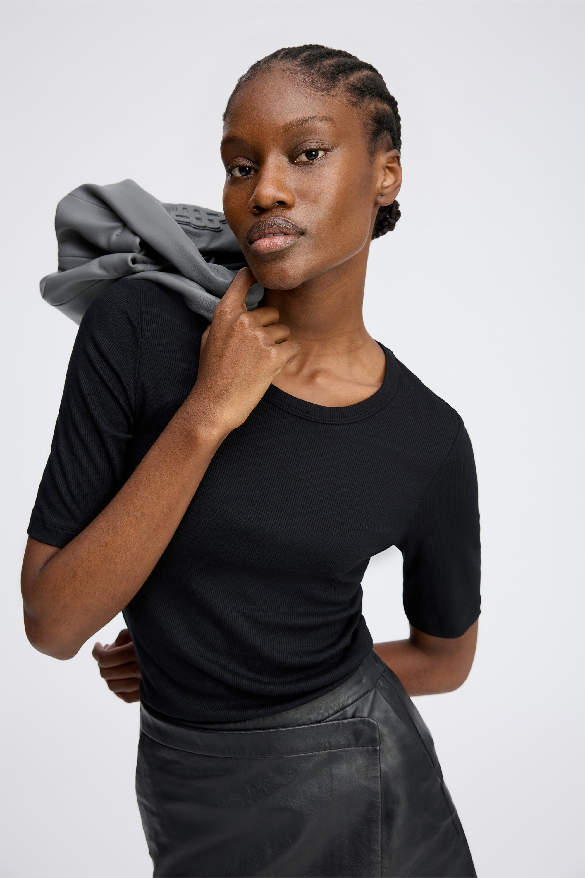 MUTULA - BLACK